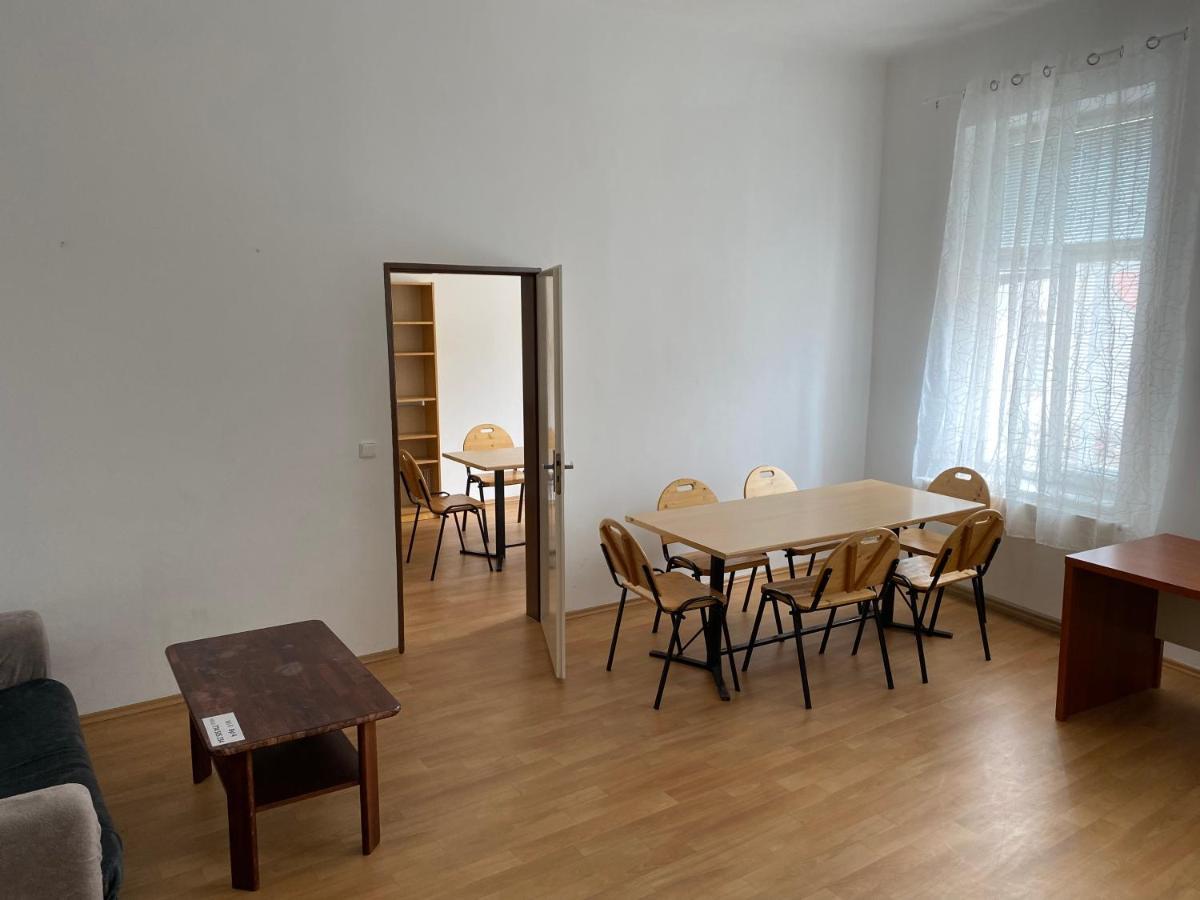 Hradec Králové Apartments Tomkova מראה חיצוני תמונה